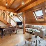 Delux Romantic براغ
